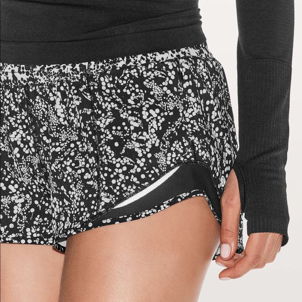 Lululemon Hotty Hot Short II *2.5” Chirasu Black